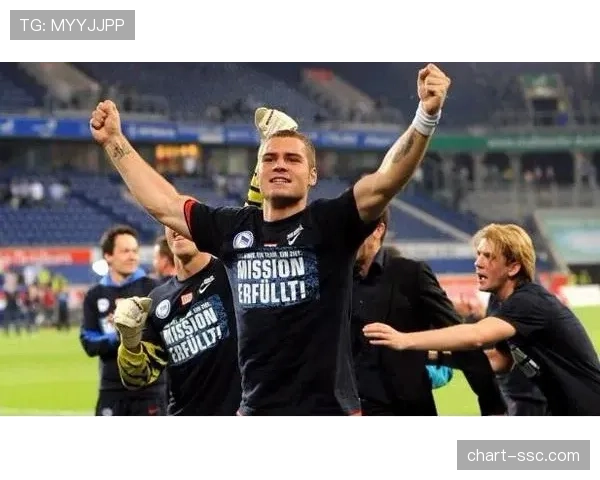 柏林赫塔球迷组织在主场外集会，抗议可能到来的周五晚间比赛增加